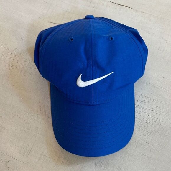 NIKE Lightweight Blue Hat - Picture 1 of 3